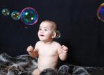 Kleinkind mit Seifenblasen.jpg